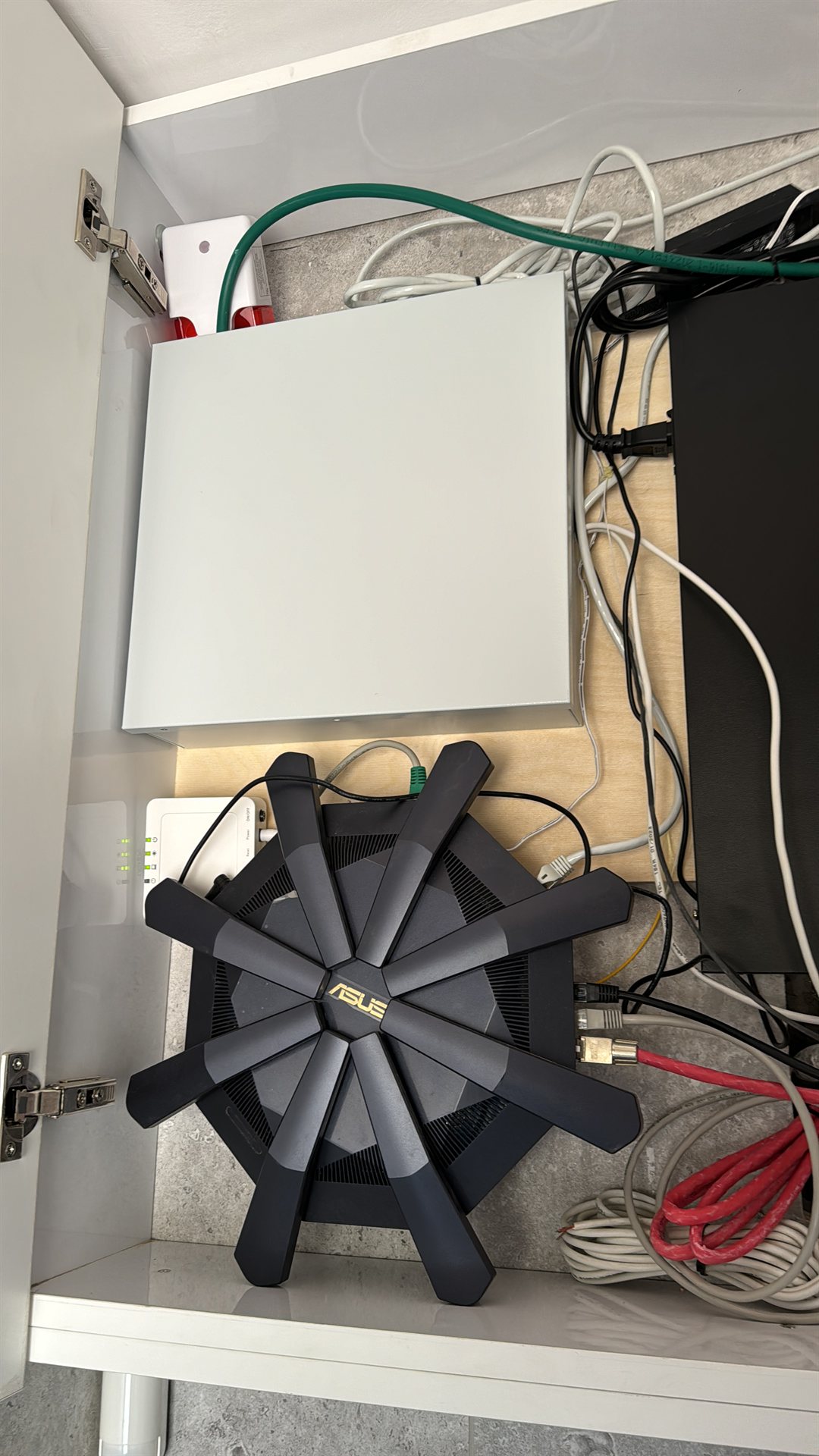 ארון תקשורת ביתי עם ראוטר WiFi וציוד רשת מסודר